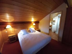 Postel nebo postele na pokoji v ubytování Chalet Hotel Le Mont Bisanne