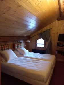 Postel nebo postele na pokoji v ubytování Chalet Hotel Le Mont Bisanne