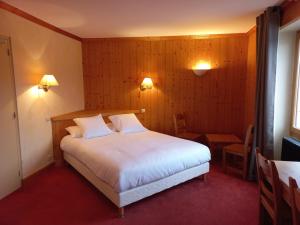 Postel nebo postele na pokoji v ubytování Chalet Hotel Le Mont Bisanne