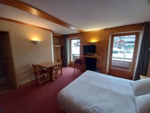 Postel nebo postele na pokoji v ubytování Chalet Hotel Le Mont Bisanne