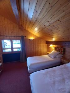 Postel nebo postele na pokoji v ubytování Chalet Hotel Le Mont Bisanne