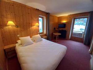 Postel nebo postele na pokoji v ubytování Chalet Hotel Le Mont Bisanne