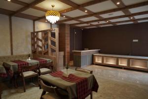 Posezení v ubytování HOTEL VKJ INN Aluva