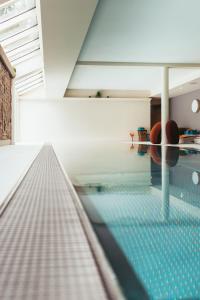 Bazén v ubytovaní Appartementhotel am Weissensee alebo v jeho blízkosti