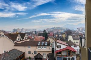 uitzicht op een stad met huizen en gebouwen bij KOA - Fidelio Apartments in Braşov