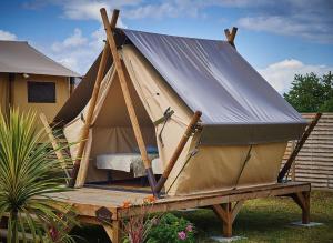 Sotteville-sur-Mer的住宿－Camping Les Pommiers，木制平台上的帐篷