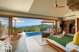 - une chambre avec un lit et une piscine dans l'établissement Wild Cottages Elephant Sanctuary Resort, à Nathon Bay