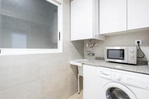 Kuchyňa alebo kuchynka v ubytovaní Santa Margarita Deluxe 14-D Levante Beach