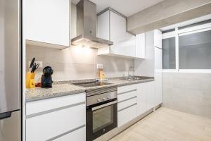Kuchyňa alebo kuchynka v ubytovaní Santa Margarita Deluxe 14-D Levante Beach