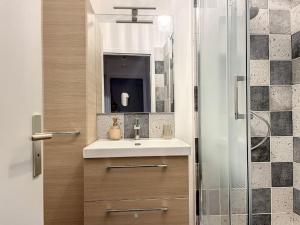 een badkamer met een wastafel en een douche bij Le Julia - Neuf - Gare et garage in Compiègne