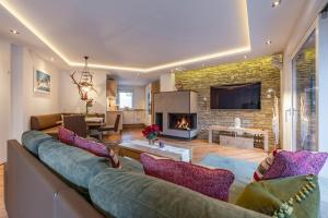 sala de estar con sofá y chimenea en Appartement Perauer, en Mayrhofen