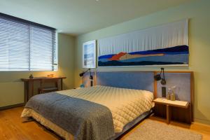 Un pat sau paturi într-o cameră la Gilreu Beach Duplex Apartments in Foz by LuxiStay +10 fotografii