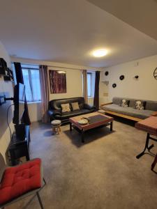 uma sala de estar com um sofá e uma mesa em sassenage au pied du Vercors 2 appartements em Sassenage