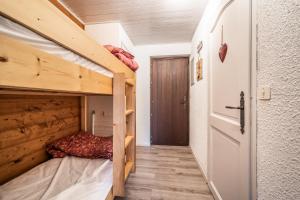 een slaapkamer met 2 stapelbedden in een huis bij Coin Tranquille À Châtel Pour 4 in Châtel