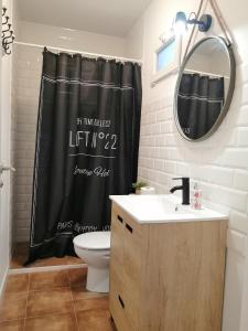 baño con cortina de ducha negra y lavamanos en Casa Rural con Estilo Valdepeñas, en Valdepeñas