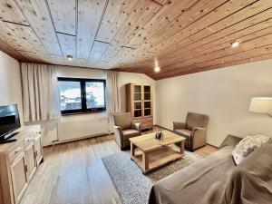 加舒恩Felbermayer Appartements的带沙发和桌子的客厅