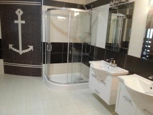 un bagno con doccia e lavandino di Apartment Kotva a Bratislava