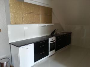 una cucina con armadi in bianco e nero e un lavandino di Apartment Kotva a Bratislava Altre 17 foto