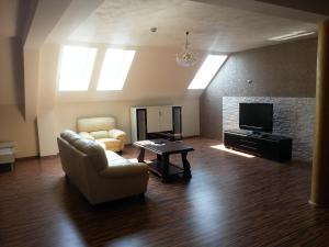 un soggiorno con un divano e una TV di Apartment Kotva a Bratislava