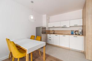 Kuchyňa alebo kuchynka v ubytovaní Perfect Holiday Apartments Bel Mare by Noclegi Renters