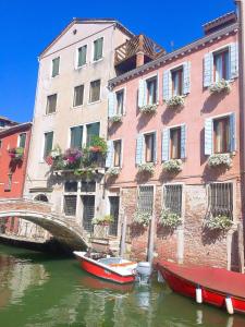 a bridge and two boats in a canal next to a building at 3749 Pontechiodo in Venice