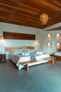 - une chambre avec deux lits et un plafond en bois dans l'établissement Vila Caetanos, à Amontada