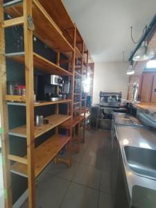 een keuken met houten planken in een keuken bij Casa de los deseos 