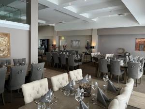 a restaurant with tables and chairs in a room at Geilo Superior leilighet in Geilo