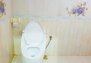 ein Bad mit einem weißen WC in einem Zimmer in der Unterkunft Atlantic Resort in Jaliapāra