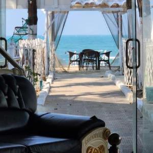 Von der Veranda eines Hauses genießen Sie Meerblick. in der Unterkunft Atlantic Resort in Jaliapāra