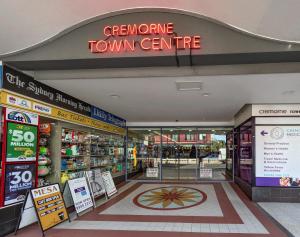 Un negozio in un centro commerciale con un cartello che indica il centro di Readsarma di Park Regis Concierge Apartments a Sydney