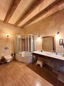 A bathroom at Hotel Temenni Evi Még 36 kép