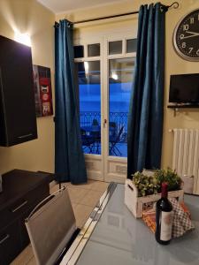 Telewizja i/lub zestaw kina domowego w obiekcie Casa Miradore 600 mt dal mare