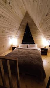 Uma cama ou camas num quarto em Kamara