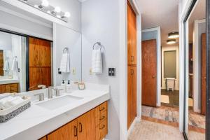 Koupelna v ubytování Cozy Nest Condo in Welches + 19 fotografií