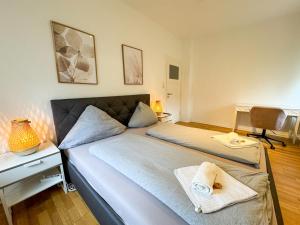 1 Schlafzimmer mit 2 Betten und einem Schreibtisch mit einem Stuhl in der Unterkunft Wohnung für 3 Gäste mit kostenlosen Parkplätzen nah am Maschsee in Hannover