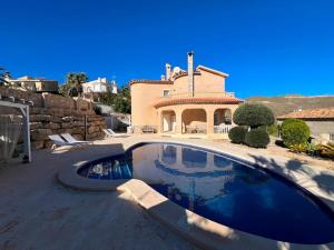 uma grande piscina em frente a uma casa em ¡Villa with sea views and private pool! em Alicante