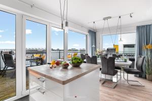 a kitchen and dining room with a view of a living room at Ferienwohnung Santiano Lounge in Olpenitz