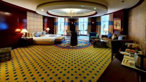 Habitación de hotel con cama y sala de estar. en Jewel Sport City and Aqua Park en El Cairo
