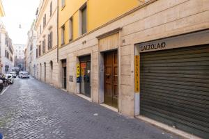 een lege straat met een gebouw met garagedeuren bij Urban Chic 2 BR Vatican Escape in Rome