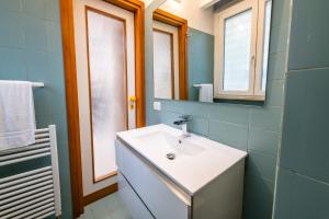 een badkamer met een wastafel en een spiegel bij Casa Cate in Rome