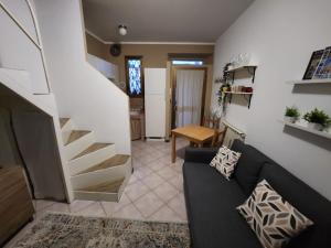 ミラノにあるSempione Apartmentのリビングルーム(ソファ、階段付)