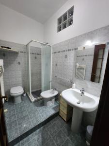ミラノにあるSempione Apartmentのバスルーム(洗面台、トイレ、シャワー付)