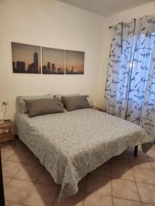 ミラノにあるSempione Apartmentのベッドルーム1室(ベッド1台付)が備わります。