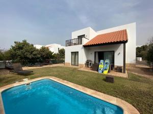 uma villa com piscina em frente a uma casa em 3 bedroom/ 3 bathroom villa, Sal, Cape Verde em Santa Maria