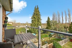 Un balcón con una mesa de madera y un árbol en The Stylish Warwick Abode - Balcony - Garden en Leek Wootton