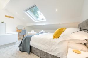 1 dormitorio con cama y ventana en The Botanical Flat 1, en Sheffield