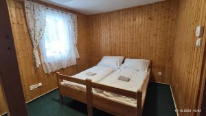 Postel nebo postele na pokoji v ubytování Penzion U Rybníka