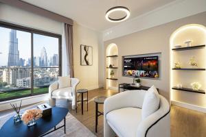 uma sala de estar com mobiliário branco e uma grande janela em Magnificent Mesmerizing 2BR Burj Khalifa View em Dubai