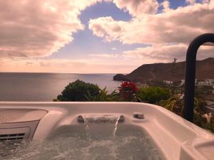 bañera con vistas al océano en El Ático Bonito, en Las Playitas